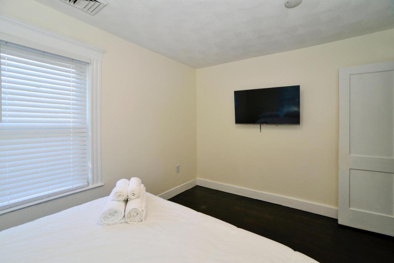 Modern Two Bedroom Condo - Boston Stoneham Exterior foto